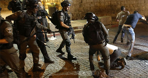 soldados israelíes golpean a un palestino Veinte soldados israelíes le golpearon hasta la muerte